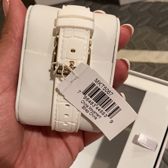 NWT Michael kors MKT5067 smart watch - Picture 3 of 6